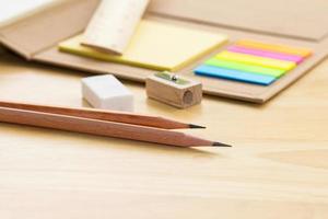 lápis no notebook conceito educação equipamento escolar na mesa de madeira foto