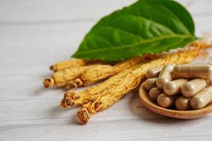 raízes de ginseng e folha verde, comida saudável. foto