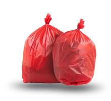 dois sacos de lixo infecciosos vermelhos. resíduos infecciosos isolados no fundo branco foto