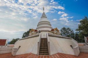 chedi branco, wat phra that pha ngao, chiang saen, chiang rai em um fundo de céu azul. foto