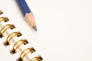 caderno com um lápis. caderno em branco espiral aberto com lápis foto
