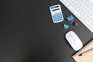 mesa de escritório plano de fundo leigo com computador portátil e equipamento de escritório para espaço de cópia de área de trabalho e conceitos de escola de educação. foto