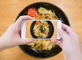 tirando foto de yakisoba, macarrão frito japonês