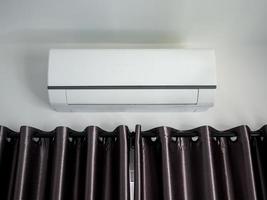 condicionador de ar na parede na sala de casa moderna foto