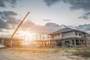 construção de casas no canteiro de obras com caminhão guindaste foto