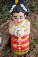 bonecas menina tailandesa bem-vindo irmã escultura em cerâmica no nacional foto