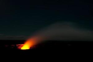 cratera de fumar do vulcão halemaumau kilauea nos vulcões do Havaí