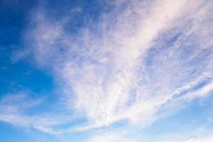 céu azul com nuvens natureza abstrato