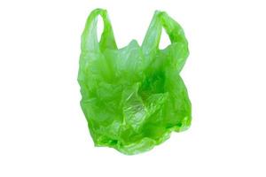 saco de plástico verde isolado no fundo branco com traçado de recorte