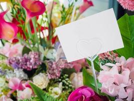cartão branco em branco com buquê de flores foto