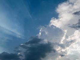 céu azul com nuvens foto