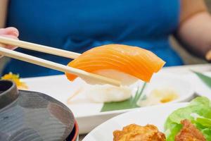 comendo sushi, comida japonesa foto