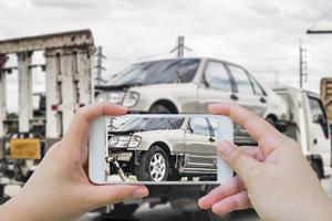 carro quebrado no caminhão de reboque após acidente de trânsito, no serviço rodoviário foto