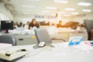 escritório fundo desfocado com pessoas trabalhando na mesa foto