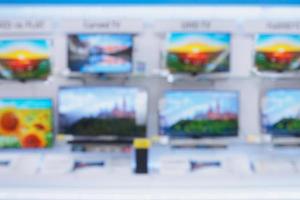 prateleiras de televisão exibição de loja de varejo em loja de departamentos eletrônicos fundo desfocado foto