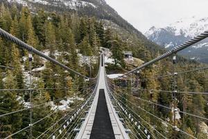ponte nas montanhas foto