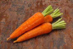 três jovens cenouras maduras frescas foto