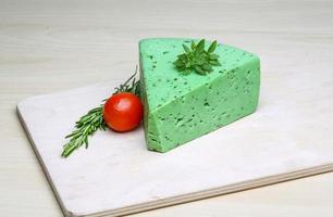 queijo pesto verde e folhas de manjericão foto