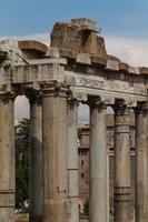 construindo ruínas e colunas antigas em roma, itália foto