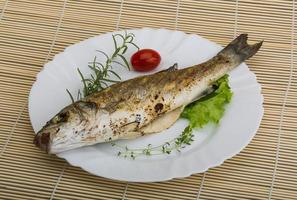 peixe robalo grelhado foto