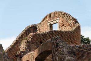 construindo ruínas e colunas antigas em roma, itália foto