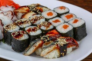 conjunto de sushi e rolo foto