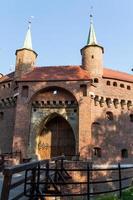 um portão para cracóvia - a barbacã mais bem preservada da europa, polônia foto