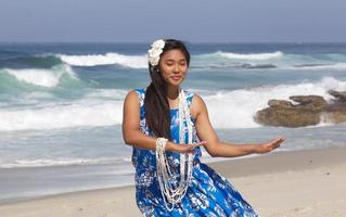 bela dançarina de hula adolescente em uma praia vazia foto