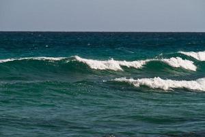 ondas do mar no mar mediterrâneo foto