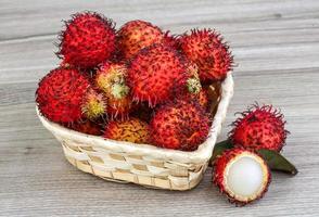 fruta asiática - rambutan foto