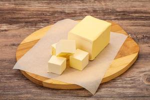 pedaço de manteiga amarela natural láctea foto