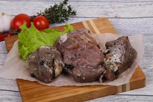 carne de porco marinada pronta para cozinhar foto