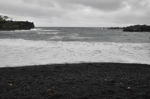 praia de areia preta no parque estadual waianapanapa em maui, havaí foto