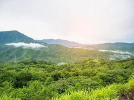 paisagem montanhosa com nuvens foto