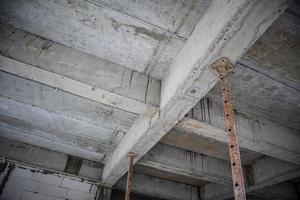 edifício em construção com vigas de concreto de suporte de aço de ferro foto