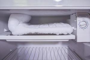 acúmulo de gelo congelado no freezer da geladeira foto