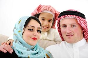 família feliz árabe em casa foto