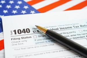 formulário de imposto 1040 nos declaração de imposto de renda individual, conceito de finanças empresariais. foto