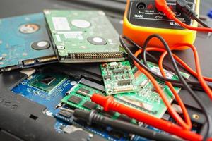 reparação e atualização da placa-mãe do circuito de notebook, eletrônica, hardware de computador e conceito de tecnologia. foto