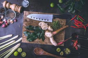 conceito de comida saudável de alta fibra dietética com frutas, vegetais ricos em antioxidantes. especiarias e ervas nozes, sementes. Tom yum, comida tailandesa. espaço livre para o seu texto. foto