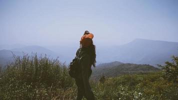 mulheres asiáticas viajam relaxam no feriado. fique de pé e observe a paisagem na montanha. parque de montanha alegremente. Na Tailândia foto