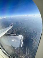 a vista da janela do avião para a Turquia. viagem de férias de férias. a asa e a turbina da aeronave. foto