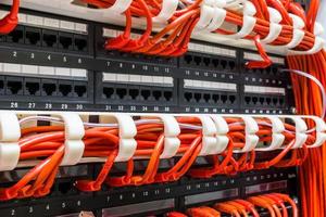 close-up de cabos de rede vermelhos conectados ao switch foto
