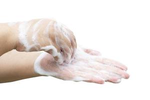 mãos lavando espuma de sabão isolada em fundo branco com traçado de recorte, previne germes, bactérias ou vírus. foto