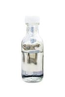 garrafa de vidro isolada no fundo branco com traçado de recorte. foto