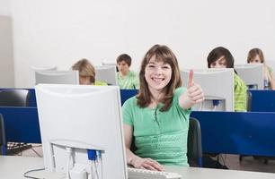 aula de computação, garota sorrindo mostrando os polegares para cima o sinal
