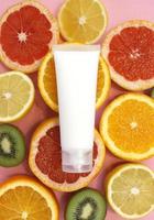 creme facial de vitamina c de frutas, cosmético natural antienvelhecimento de aromaterapia de soro. garrafa simulada