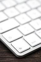 close-up de um teclado de computador moderno branco, cinza foto