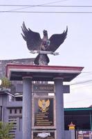 sidoarjo, java oriental, indonésia, 2022 - monumento garuda pancasila com fundo de nuvem foto