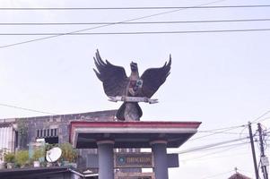 sidoarjo, java oriental, indonésia, 2022 - monumento garuda pancasila com fundo de nuvem foto